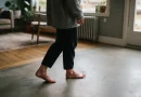 Poți răci dacă mergi desculț pe podeaua rece?